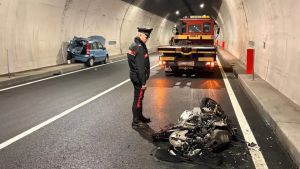 Moto tampona un’auto e si incendia nella galleria del monte Fara: muore a 35 anni, tre donne intossicate