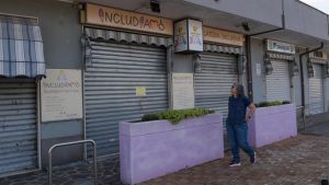 Salta la rapina alla gelateria sociale di Cerro al Lambro, i malviventi strappano la catenina alla presidente prima di fuggire