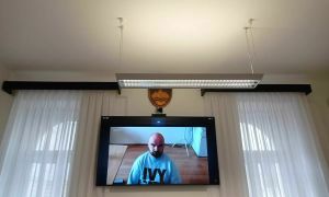 Pred nasilnim sinom se je branil s solzivcem
