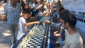 Sognando il record. Dieci baby scacchisti giocano in simultanea: 