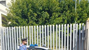 Video con le armi finisce sui social. Coltello e pistola filmati in auto. Denunciati due giovani operai