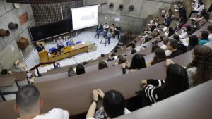 La Universidad de Oviedo trata de amarrar a los médicos profesores convocando cinco plazas de catedrático y otras cinco de titular