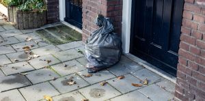 Recogida de basura puerta a puerta: ¿por qué muchos ayuntamientos la eligen si es tan polémica?