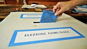 Ballottaggi, riaperti i seggi. Nel Napoletano sfida all'ultimo voto in sei Comuni