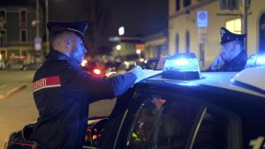 Due coltellate in pancia in piazza Volta: grave ragazzo di 19 anni. Il feritore si è dileguato