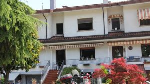 Va a fuoco il bidone della carta sul terrazzo: intossicati madre e due figli