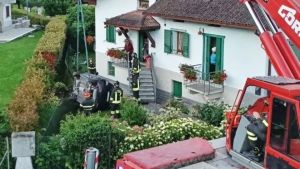 Incidente a Farra d’Alpago, l’auto vola per dodici metri: due giovani miracolati