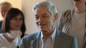 La grande festa degli ex alunni per il prof che compie 80 anni: «È stato il nostro maestro di vita»