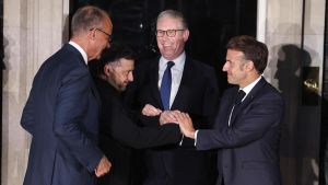 I volenterosi a Londra. Zelensky: negoziati e fronte congelato /