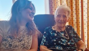 «Maria har full kontroll på dei 14 barnebarna og 26 oldebarna sine»