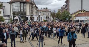 Nećemo direktore koje ne žele ni kolektiv niti roditelji: Protest Unije sindikata prosvetnih radnika Kragujevca ispred Školske uprave