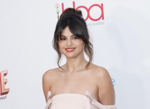 (PHOTO) Selena Gomez Teases Rare Beauty Update Amid Taylor Swift Wedding Speculation
