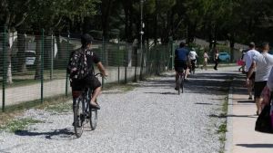 Il caso dei percorsi ciclabili a Monfalcone: ghiaia più dura per evitare che le bici affondino