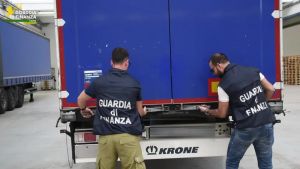 La maxi fabbrica clandestina di sigarette in Friuli: telecamere, posti letto e due linee produttive, tra le più grandi mai scoperte