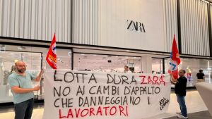 Addetti alle pulizie a rischio, scatta la protesta davanti a Zara al Valecenter