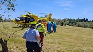 Si ferisce con un attrezzo da lavoro, soccorso con l’elicottero