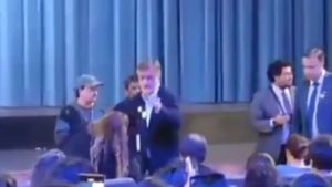 Funas, vandalismo y complicidad política atizan el mismo fuego. Por Sergio Muñoz Riveros