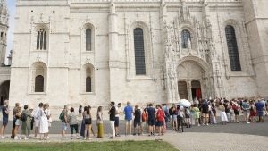 Portugal salvou-se com o turismo. Agora está a pagar a fatura
