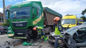 Un hombre, herido tras chocar con su coche contra un camión en Coruño (Llanera)