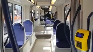 Addio ai sedili in stoffa sulla tramvia, arrivano quelli di plastica