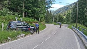 Escursionista investito a Timau, il pensionato lotta tra la vita e la morte: i carabinieri stringono il cerchio sul pirata