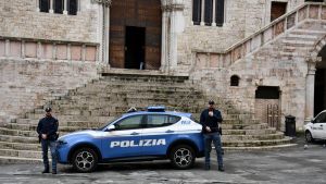 Ha un bastone e minaccia i turisti seduti sulla scalinata del Duomo: terrore a Perugia
