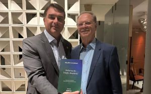 Clerdovino Belini, presidente da ACMinas, entrega exemplar do livro 
