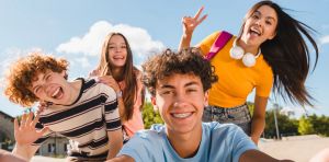 No publico fotos de mi hija en redes, pero sí lo hacen sus amigos: ¿qué dice la normativa?
