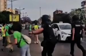 Apalea a una maestra