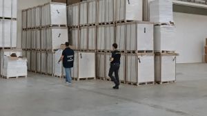 La fabbrica clandestina produceva 5 milioni di sigarette al giorno: come funzionava e come eludevano i controlli