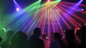 L’orrore vissuto da una studentessa spagnola: trascinata e violentata dal branco vicino alla discoteca, chiusa in auto e stuprata di nuovo