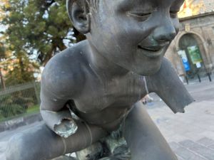 Del Pescatore di De Martino davanti Villa Pignatelli non resterà che un moncherino: braccia strappate