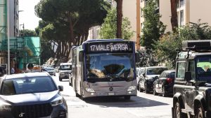 Bus, biglietto verso i 2 euro. È polemica: “Basta rincari, servono controlli. Molti non pagano la corsa”