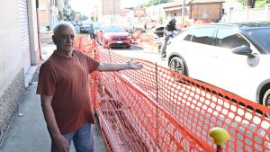 Linea rossa a Santa Viola, il tram in mezzo alla strada. Pontelungo: binario unico