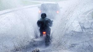 Våd tirsdag i vente: Kraftig regn og risiko for skybrud