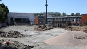 Ruspe e operai in azione all’ex Fiera di Trieste: demolite le strutture dei vecchi padiglioni