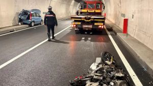 Lo schianto in galleria Fara: si indaga sulla velocità del motociclista morto