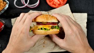 Travolti dallo scarico del bagno mentre mangiano hamburger, pranzo da incubo nella nota catena di fast food