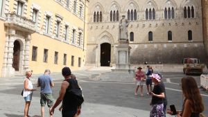 Mps, la città a difesa della Rocca. Istituzioni e sindacati in campo: “Siena non è una variabile”