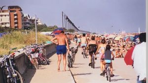 Bimba di 4 anni si perde e cammina per 3 km: trovata in lacrime e riportata a casa