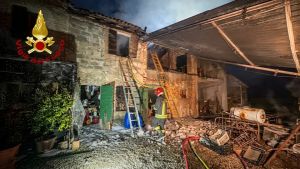 Refrontolo, fiamme in un granaio: due lievi intossicati