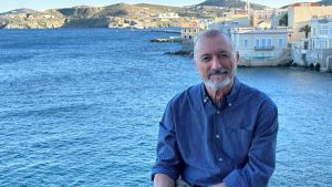 L’ultimo romanzo di Arturo Pérez-Reverte, storie di spie e vecchi marinai: “Guardo all’Egeo, un mare di miti”