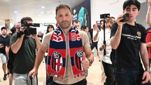 Tedesco atterra sul pianeta Bologna, i tifosi all’aeroporto tra selfie e autografi: “Vai mister!”