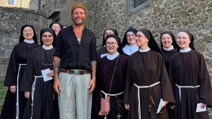 Jovanotti incontra le clarisse di Cortona: “Qui ho ricordi d’infanzia indelebili, avevo 10 anni e mi facevano suonare la campana”
