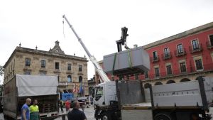 Grave accidente laboral en la plaza Mayor de Gijón: trasladan al Hospital de Cabueñes a un joven operario sobre el que cayó una caja fuerte