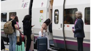 El Gobierno da luz verde al 'verano joven': descuentos de hasta el 90% en autobuses y del 50% en alta velocidad