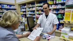 Ni cúter, ni celo para pegar el cartón de los medicamentos: Sanidad avanza hacia la eliminación del cupón precinto