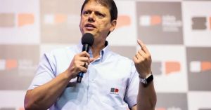 Tarcísio acelera repasses à saúde municipal em SP