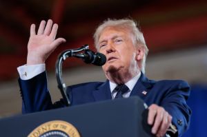 Trump entre a Guerra e a Paz: o bombeiro que chega com cheiro de gasolina