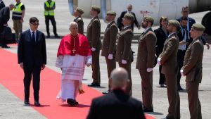 Y, a las 12.46 horas, con 20 minutos de retraso, el Papa llegó a Barcelona: 